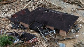 Адът в Индонезия след наводненията: "Оцеляхме три дни без храна и вода на покрива"