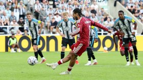 Дузпа в стотната минута спаси "Ливърпул" от загуба срещу "Нюкасъл"