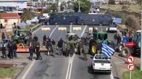 Гърция е парализирана от над 5000 трактора и 54 блокади