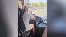 Шофьор на автобус управлява с лакти, докато гледа TikTok (ВИДЕО)