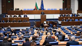 В НС гласуват оставката на кабинета и Радев започва с връчването на мандатите