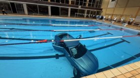 Кола с жена и 5-годишно дете "паркира" в басейн (+СНИМКИ)