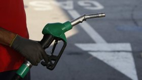 Петролът поскъпна с 3% след новите удари между САЩ и Иран