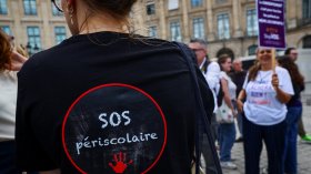 "Не докосвайте детето ми": Париж поиска край на насилието над жени и най-малките (СНИМКИ)