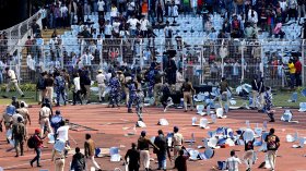 Меси ядоса почитателите си в Индия, предмети полетяха към терена (СНИМКИ)