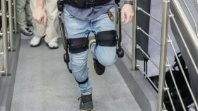 Роботизирани крака с AI помагат на хората да ходят по-дълго и да се изкачват по-лесно