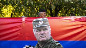 Поклон пред Ратко Младич: Тълпи се събраха преди погребението му в Белград (СНИМКИ)