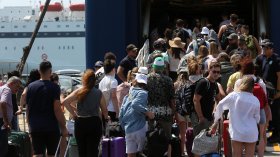 Ветрове със скорост до 100 км/ч блокираха фериботите в Гърция