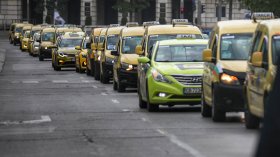 Такситата искат да се движат в бус лентите в цялата страна и 10% увеличение на цените