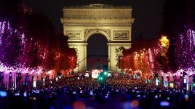 Коледните светлини на "Шанз-Елизе" грейнаха с впечатляващо шоу в Париж (+ВИДЕО)