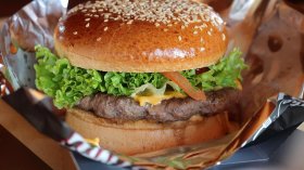 Млад мъж е в критично състояние след опит да погълне цял бургер заради облог