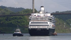 Круизен кораб на TUI се блъсна в контейнеровоз в Германия (ВИДЕО)