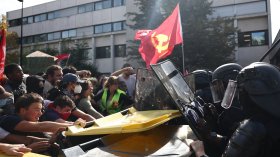 Близо 630 задържани и над 80 ранени: Палежи и сблъсъци на ученическите протести във Франция