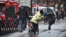 Мощна буря връхлетя Великобритания, хората са призовани да останат по домовете си