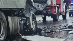 Автобус с 38 души пламна след удар с два камиона на пътя Русе - София