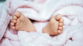 Откриха замразено бебе в куфар в апартамент в Гърция