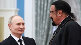 Стивън Сегал, Кандис Оуенс и човек на Тръмп на икономическия форум в Русия