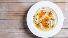 Диетична пилешка супа с моркови и зелен фасул