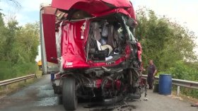 Почина българският шофьор от катастрофата между два ТИР-а