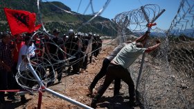 Протестиращи събориха оградата на строеж на луксозен комплекс в Албания