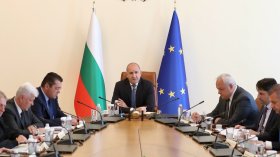 Радев коментира ситуацията с поразените кораби в Черно море (СНИМКИ)