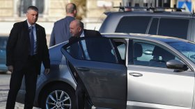 На първо четене: Депутатите забраниха на Радев да дава "Шкода"-та си на НСО