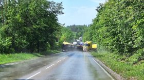 ТИР се преобърна край Монтанско и блокира движението