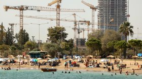 Почивката става лукс: Почти 50% от гърците остават у дома