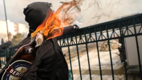 Подпалиха с коктейли "Молотов" денонощно кафене в Атина