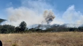 Хеликоптер гаси голям пожар в Сакар планина край село Българска поляна
