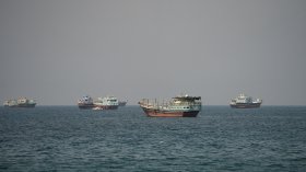 Танкер е поразен в Ормузкия проток, има двама пострадали моряци