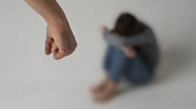 Момче на 14 години било с юмруци, ритало и искало да махне панталоните на детето в Радомир