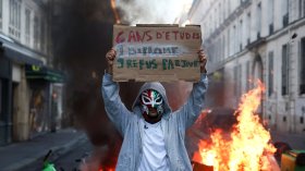 Вечерен час във Франция, властите не изключват и извънредно положение