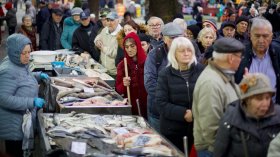 Опашки за риба на Женския пазар в София преди Никулден (СНИМКИ)