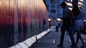 Разсечен на две град: 65 години от издигането на Берлинската стена (СНИМКИ)