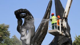 Пловдив се подготвя за 6 септември: Мият Паметника на Съединението с ябълков шампоан