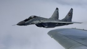 МиГ-29 и F-16 тренираха принудително приземяване на самолет "нарушител"