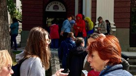 Опашки пред Народния театър за билети от по 5 евро по случай 24 май (СНИМКИ)