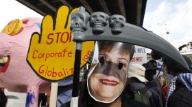 Работници и ЛГБТ активисти протестират в Тайланд срещу МВФ и Световната банка (СНИМКИ)