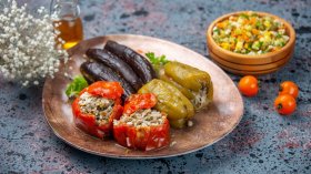 Пълнени чушки с ориз и зеленчуци