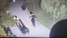 Вандалска проява в Бургас: Младежи чупят пейка в градския парк