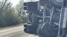 Шофьор на мотофреза загина след сблъсък с камион край Ветово