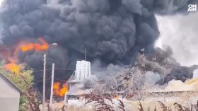 Голям пожар в склад в Бяла взе жертва, горят 2 декара