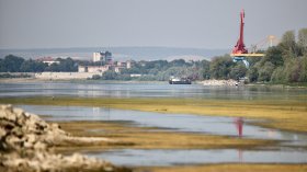 Дунав при Русе спадна с още 3 см, кораб заседна край Батин
