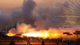 Огнено небе над Тайланд: Традиционният фестивал на летящите ракети в СНИМКИ