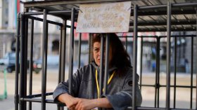 14 дни в клетка: Протестът на "Невидими животни" в защита на телетата (СНИМКИ)