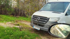 От Варна: Бус с немска регистрация от месеци е в тревните площи