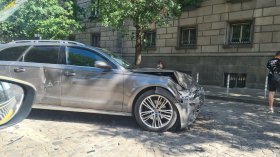 Катастрофа затруднява движението по бул. "Дондуков" в София