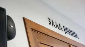 14-годишният, обвинен за убийството на майка си, остава в ареста