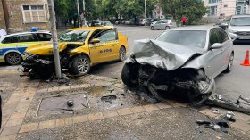 Тежка катастрофа между такси и лек автомобил в Стара Загора